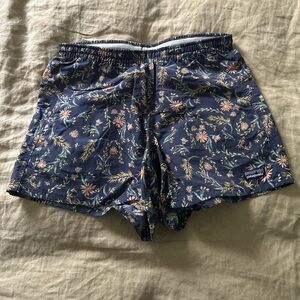 Patagonia baggies 2.5 XS navy floral women’s